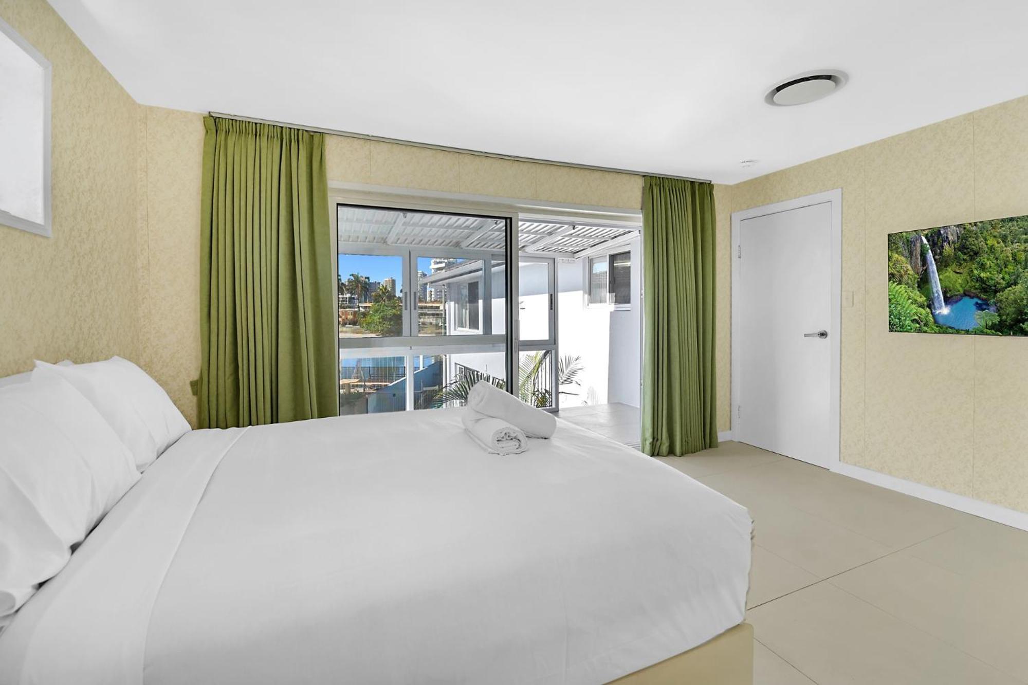 Riverside 4 Bedroom House Unit In Surfers Paradise *