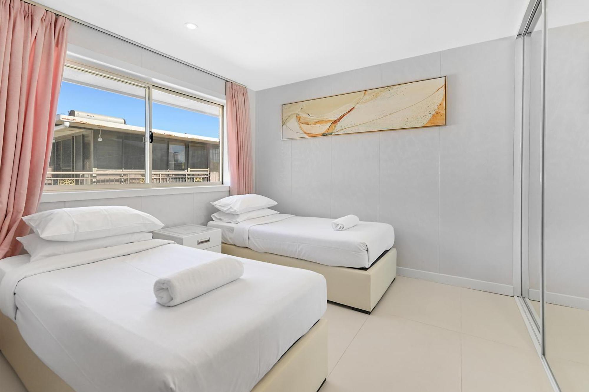 Riverside 4 Bedroom House Unit In Surfers Paradise Apartment *